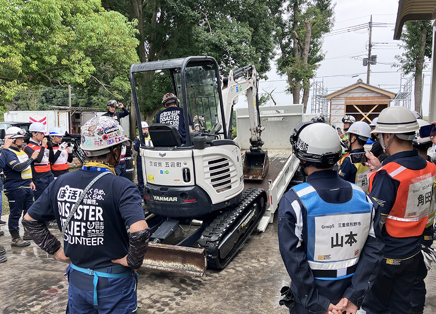 油圧ショベル積み降ろし