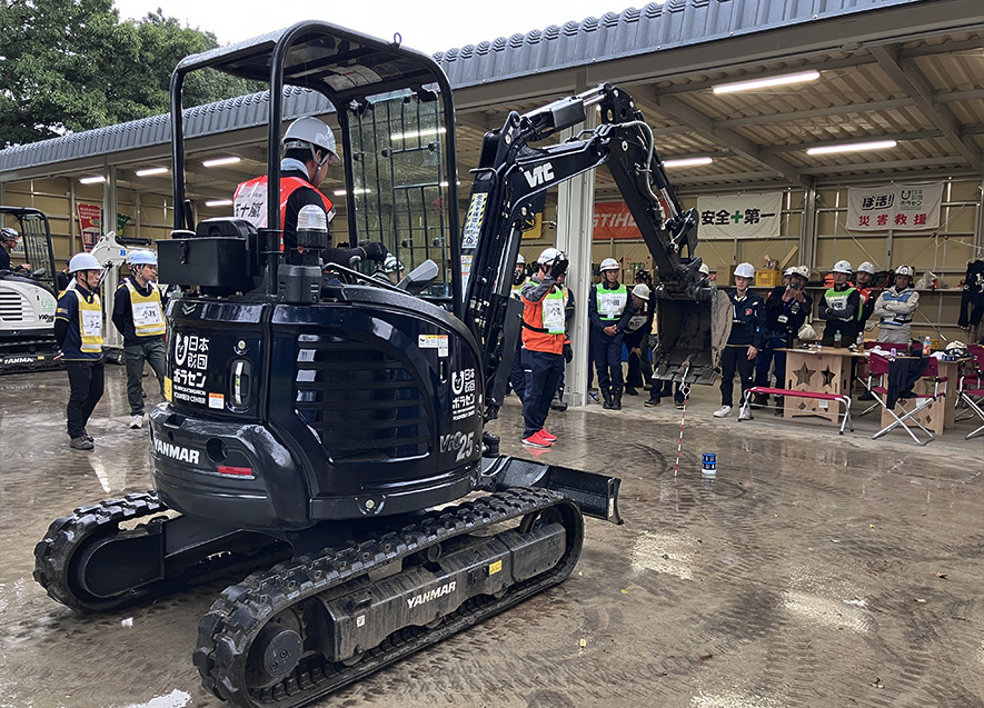 真剣な表情で操作に集中する参加者