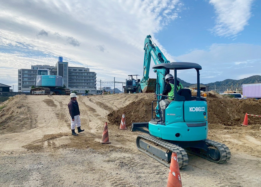 三木町重機研修で講師の指導を受けながら油圧ショベルの基本操作の実技に取り組む海洋センター指導者