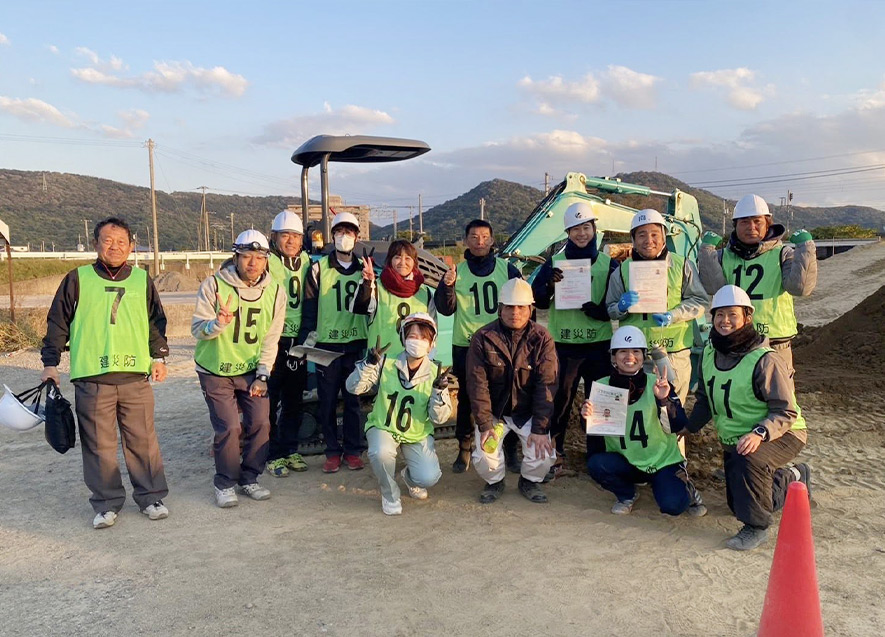 小型車両系建設機械運転特別教育の修了証を手に記念撮影する研修参加者全員