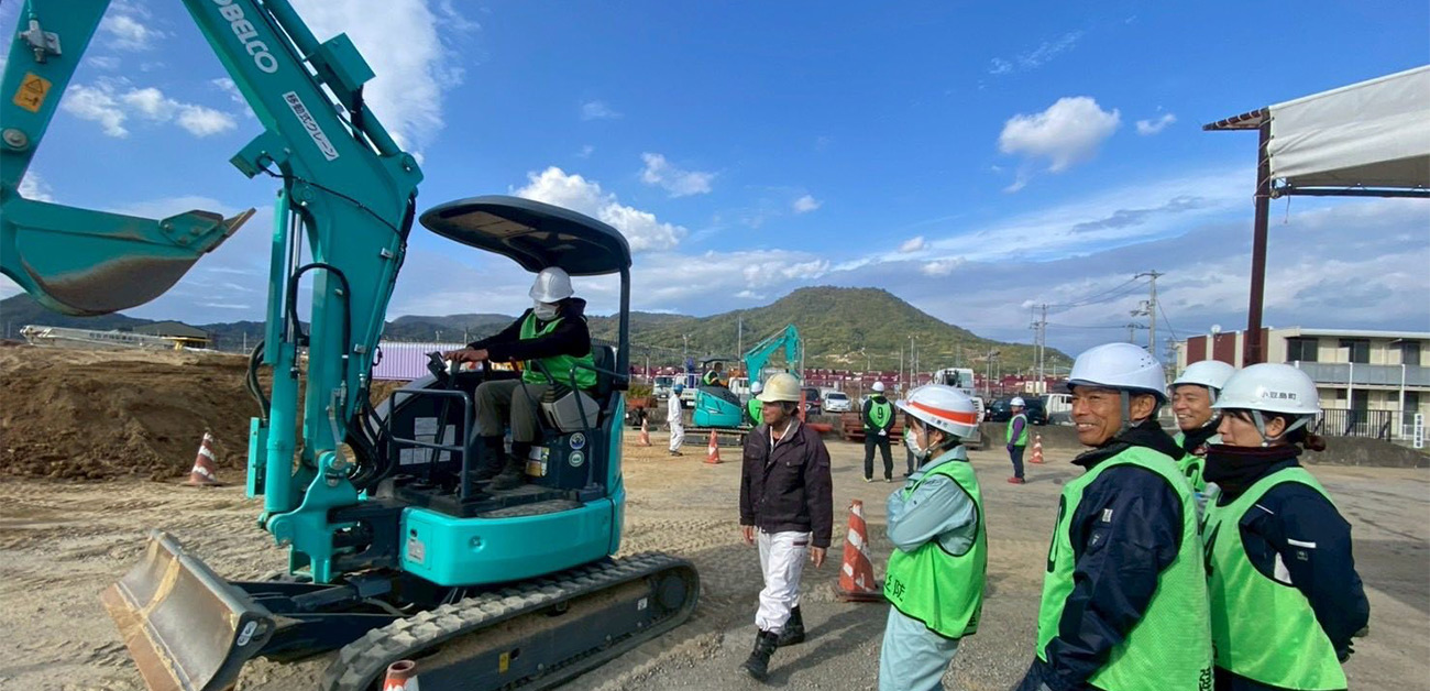 香川県三木町の重機研修で油圧ショベルの操作方法を学ぶB&G海洋センター・クラブの参加者たち