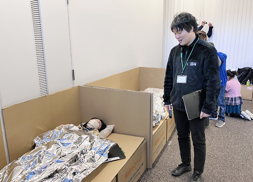 段ボールベッドにアルミシートをかけて就寝体験