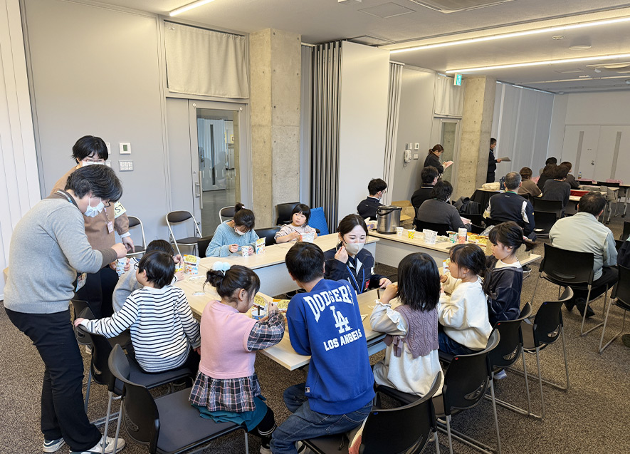 初めての非常食づくりに挑戦する児童