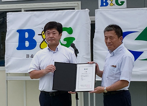 目録贈呈 佐藤市長（右）、岩井常務理事（左）