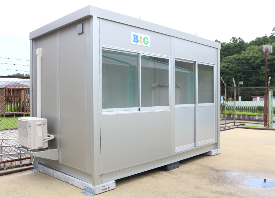 救護室はプール出入口の脇に設置