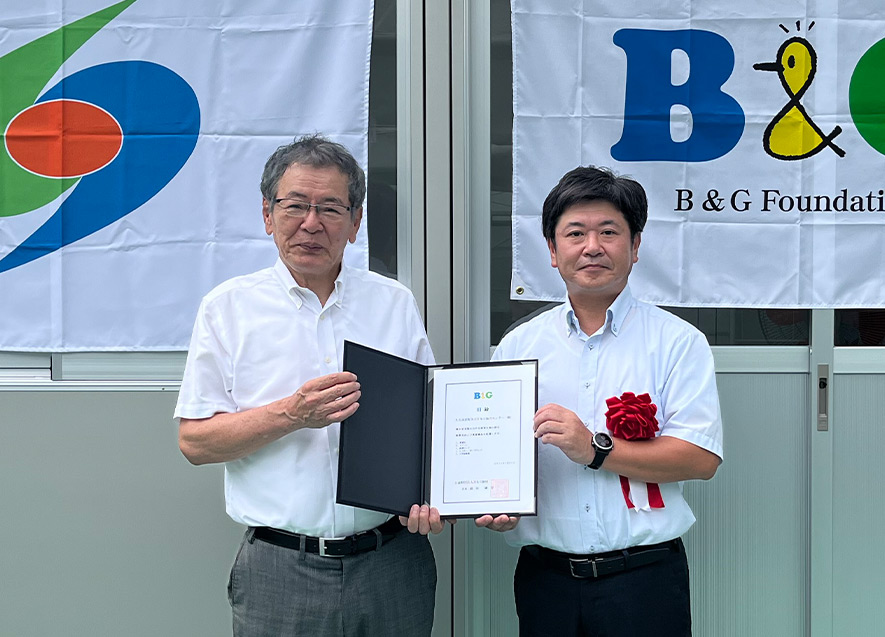 目録贈呈  河野町長（中央）、岩井常務理事（左）