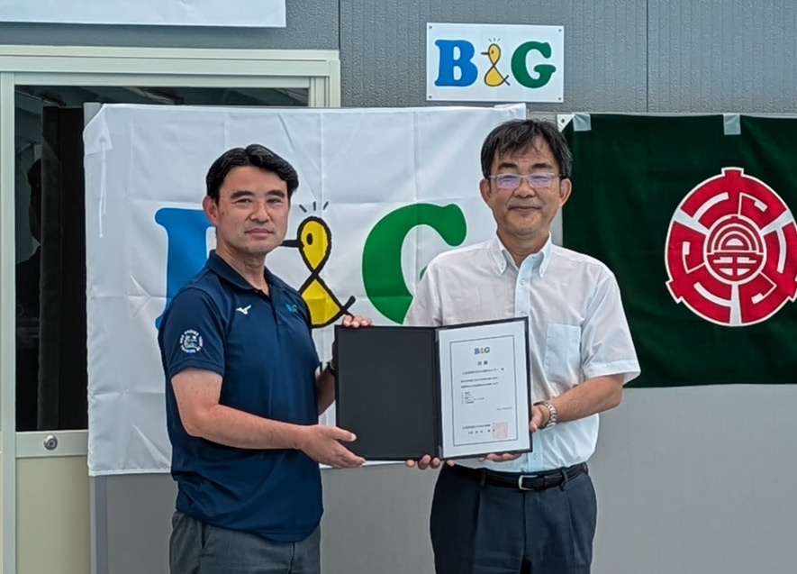 目録贈呈 斉藤町長（右）、朝日田常務理事（左）