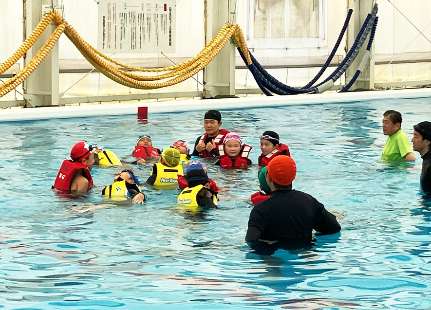 ライフジャケットを着用し浮力を体験