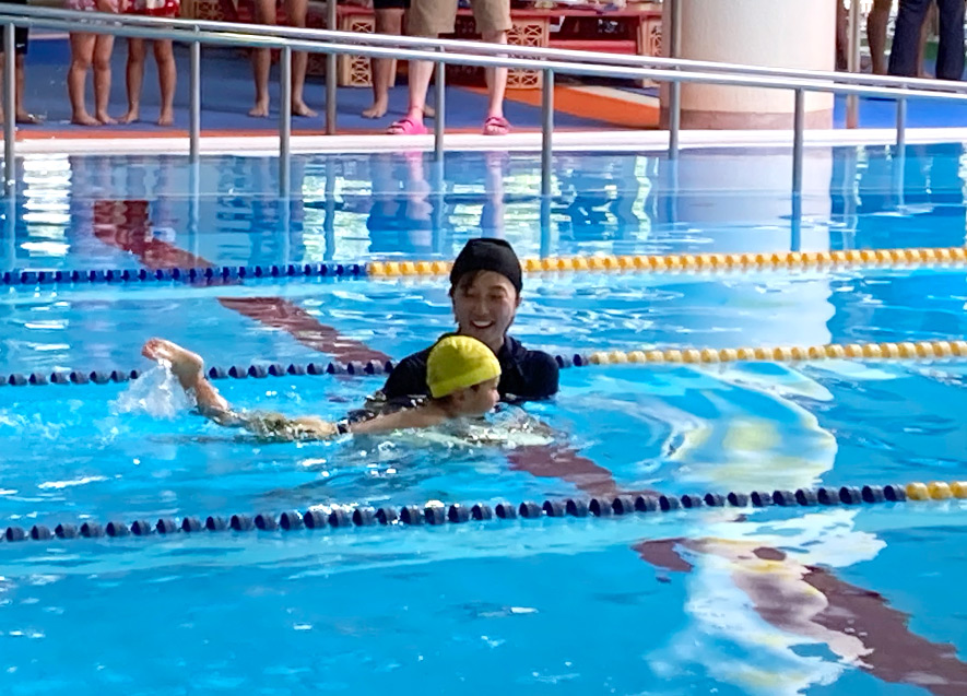 元気よくバタ足を披露