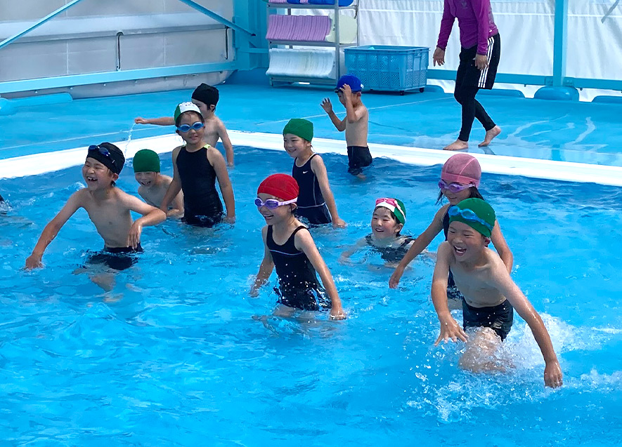 泳ぎ初めの様子