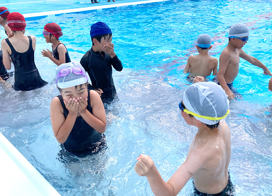 泳ぎ初めの様子