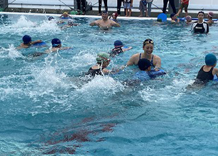 寺川氏のサポートを受けて楽しく泳ぐ子どもたち