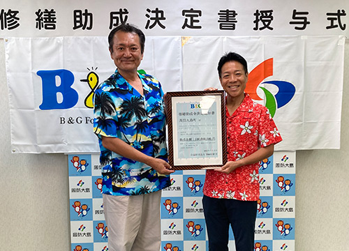 藤本町長（右）、朝日田常務理事（左）