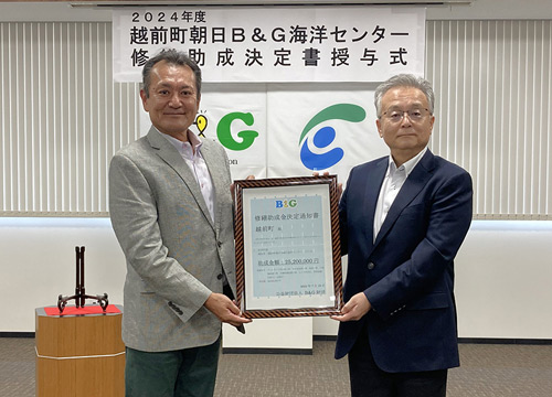 青柳町長（右）、菅原理事長（左）