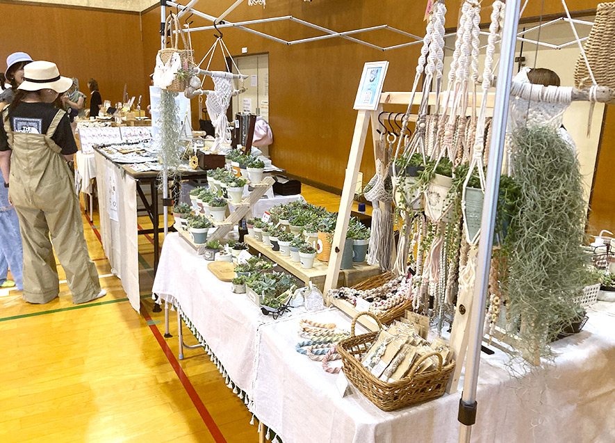 市内を中心として飲食店・雑貨店等が出店