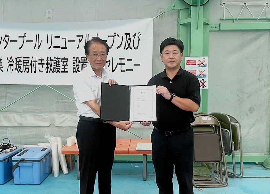 救護室配備式 目録贈呈（左：諸岡町長、右：岩井常務理事）
                        