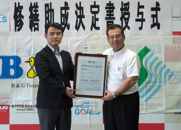 玉井市長（右）、朝日田常務理事（左）