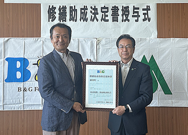 渡辺町長（右）、菅原理事長（左）