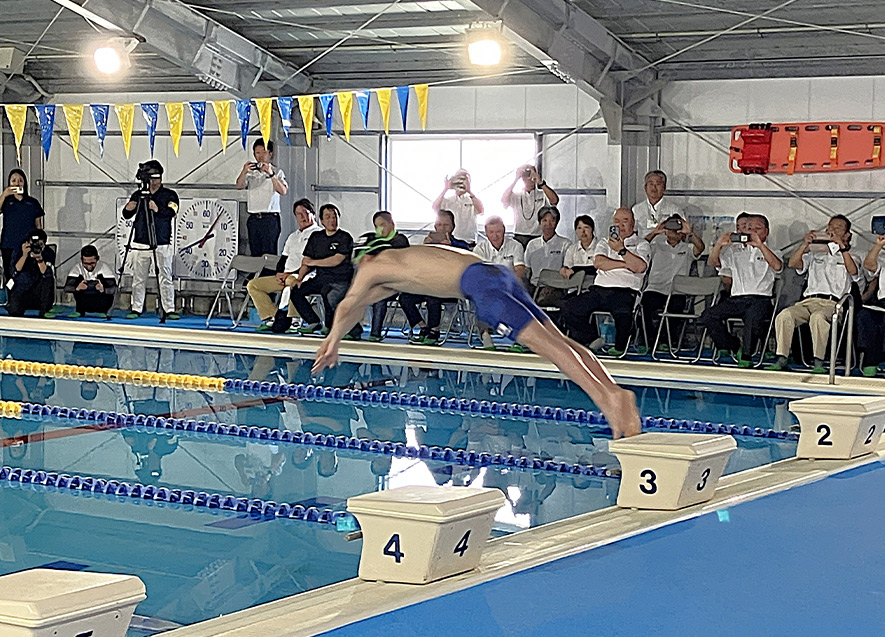 花車選手による泳ぎ初め