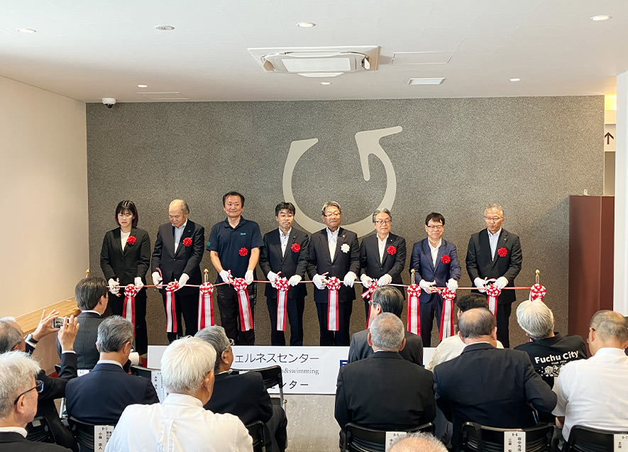 テープカットの様子