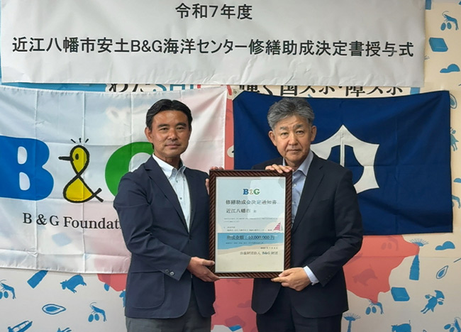 小西市長（右）、朝日田常務理事（左）