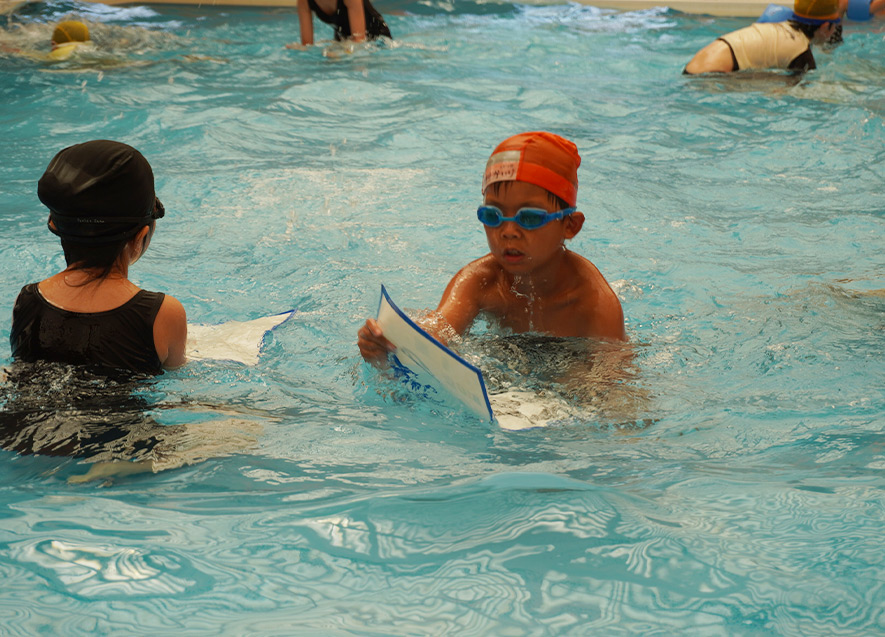 夢中で札を取る子ども