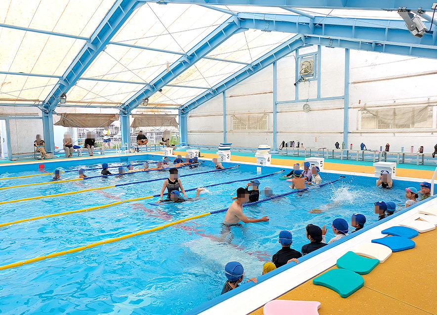 泳ぎ方を楽しく指導！