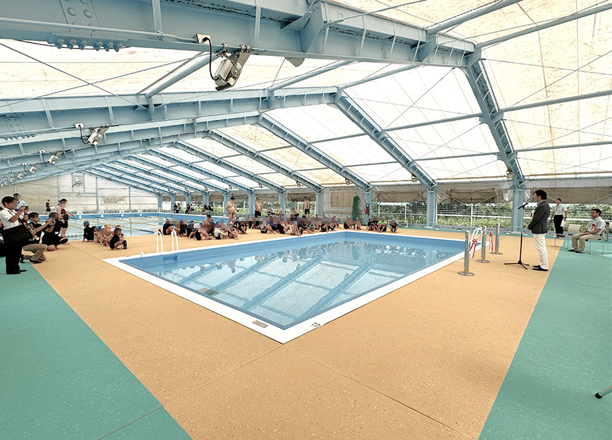 プール缶体、プールサイドもすっかりきれいになりました