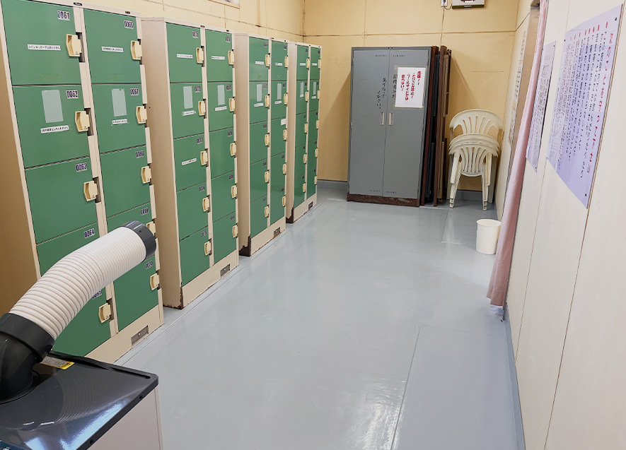 明るく清潔感のある更衣室