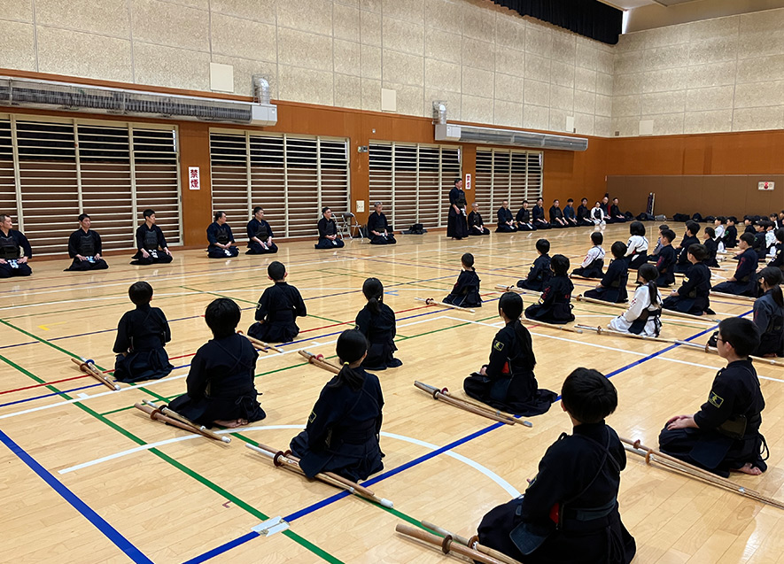 所作事について指導を受ける剣士たち