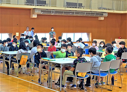 真剣に耳を傾ける児童たち