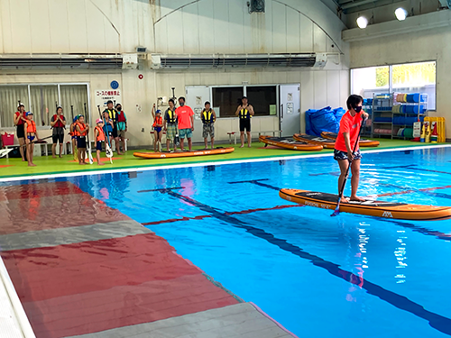 指導者が手本を披露