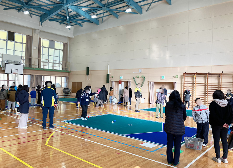 仲間と声を掛け合い、真剣にボールを投げる児童たち