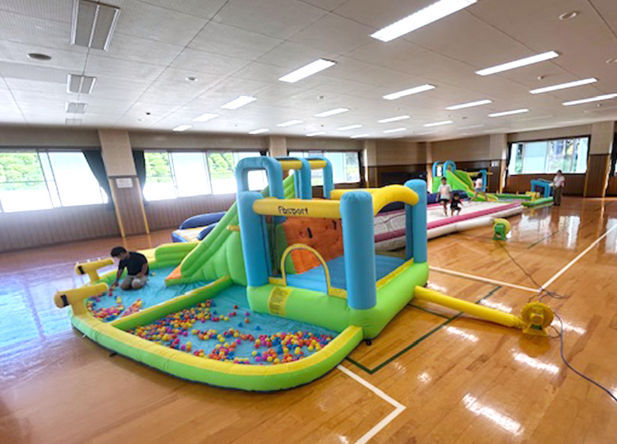 ふわふわ滑り台は大人気