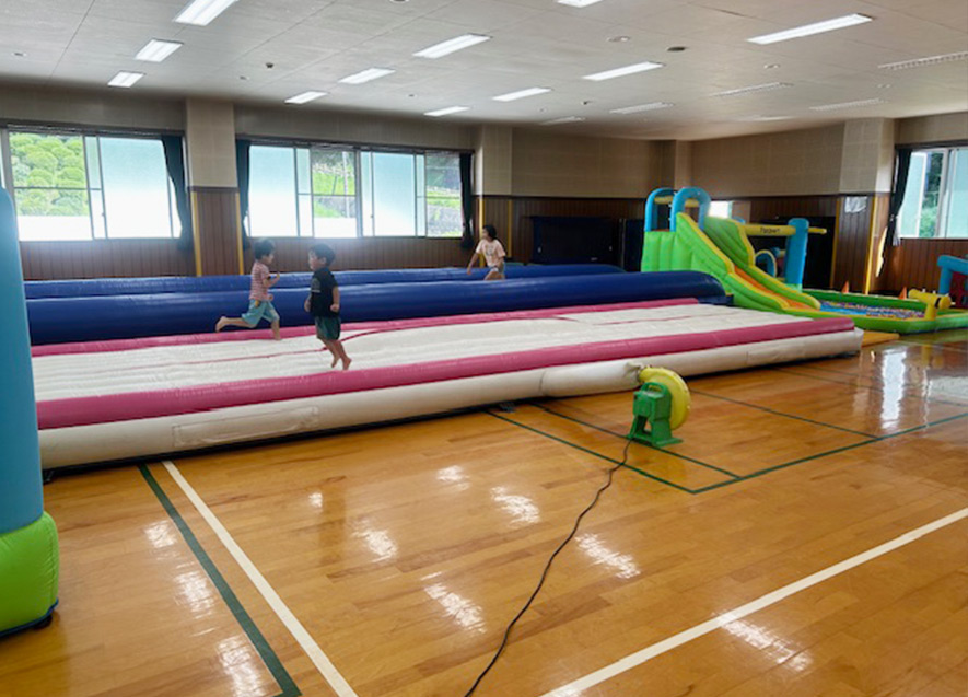 転んでも安心！思い切り走って感触を楽しみました