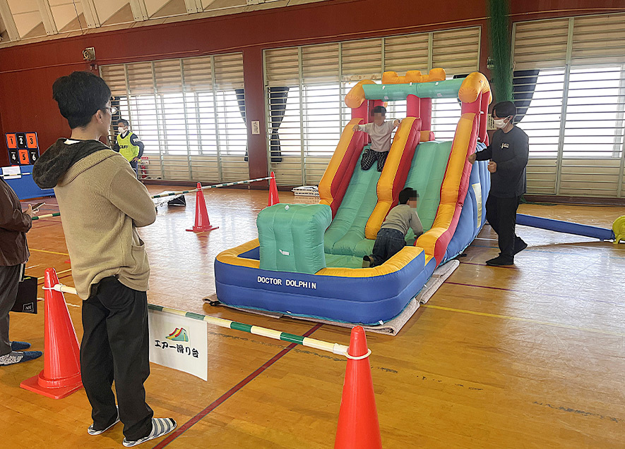 エアー滑り台を楽しむ子どもたち