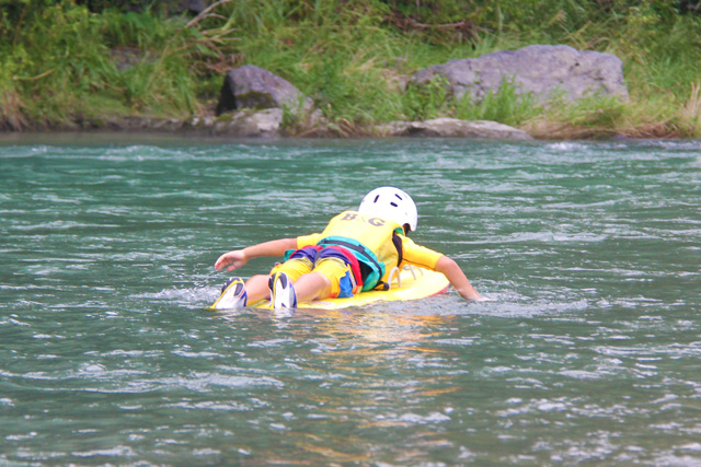 ニッパーボードに乗る子供