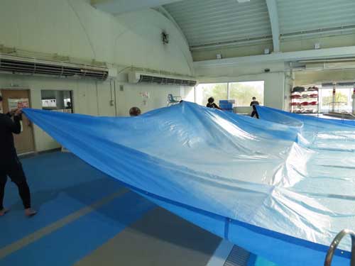 ブルーシートを外します