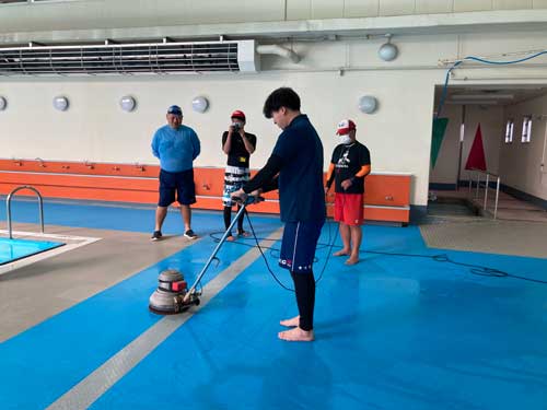 ポリッシャーで床面を清掃