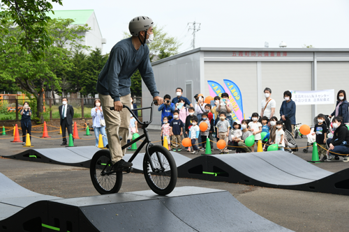 BMXフリースタイルで活躍する 稲葉充秋 講師のデモンストレーション