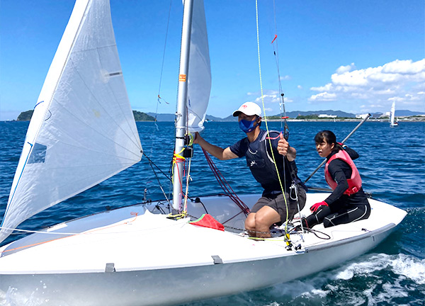 山口県光市で行われたクリニック（教室）でジュニアセーラーに指導する岡田選手