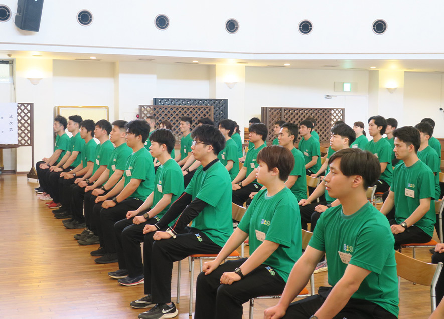 引き締まった表情で開講式に臨む研修生