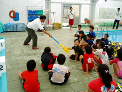 �I�[���ɐG��ďΊ�𕂂��ׂ�q�ǂ�