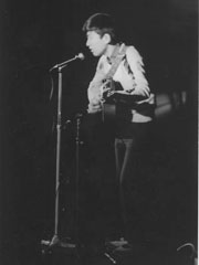 �X�e�[�W�ŃM�^�[����ɉ̂��c�v�ۂ���