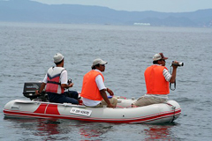 �{�[�g�ɏ���ă��[�X�̍s���������ی�҂���