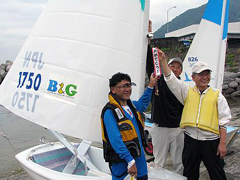 �A�N�Z�X�f�B���M�[�̐i�������}���Ċ�ԃV�j�A����̊F����