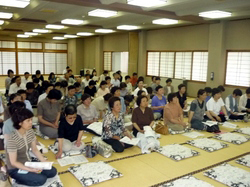 �������󂯓���邽�߂̐�����ɏW�܂����n���̔_�Ƃ̐l����