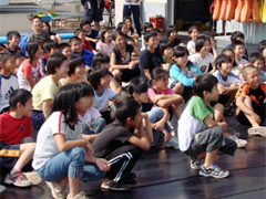 �����O�̃��N�`���[���󂯂�q�ǂ�����