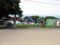 �C�m�Z���^�[�̋߂��ɂ���L�����v�{��