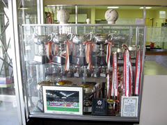 �C�m�Z���^�[�̈�قɏ���ꂽ�A���܂��܂ȃX�|�[�c�̓��܃g���t�B�[